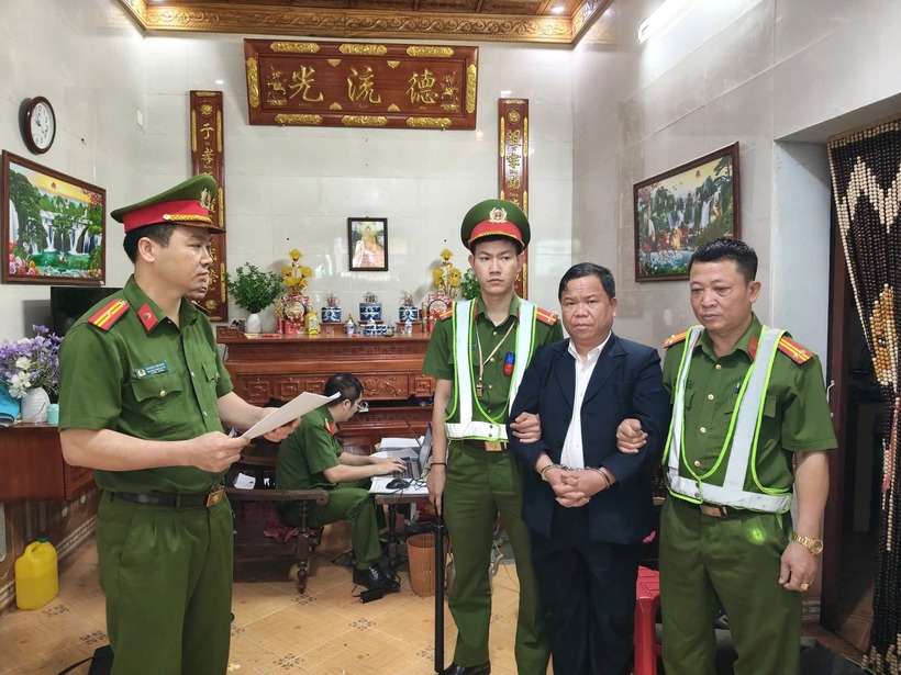 Cơ quan Cảnh sát điều tra Công an tỉnh thi hành lệnh khám xét khẩn cấp đối với đối tượng Triệu Văn Quân. (Ảnh: Công an tỉnh Thái Nguyên)