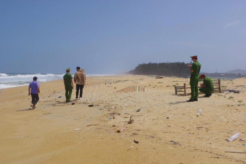 Cơ quan chức năng khám nghiệm hiện trường. Ảnh: Thanh Niên.