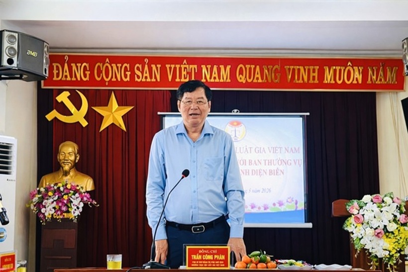 Ông Trần Công Phàn - Phó Chủ tịch Thường trực Hội Luật gia Việt Nam làm Trưởng đoàn công tác tại buổi làm việc với Hội Luật gia tỉnh Điện Biên.