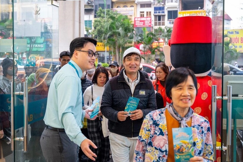 Ngày đầu tiên ABBank tung “mưa” vàng 24K: Những chủ nhân đầu tiên đã lộ diện - 7