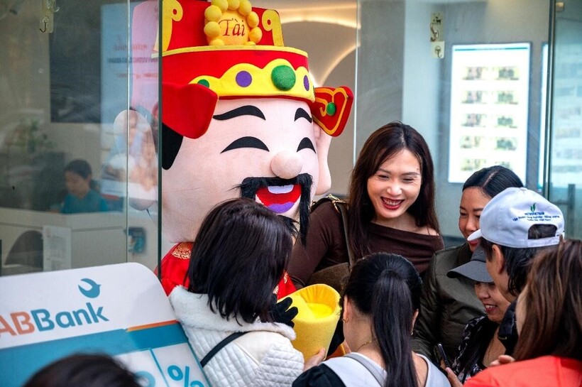 Ngày đầu tiên ABBank tung “mưa” vàng 24K: Những chủ nhân đầu tiên đã lộ diện - 1