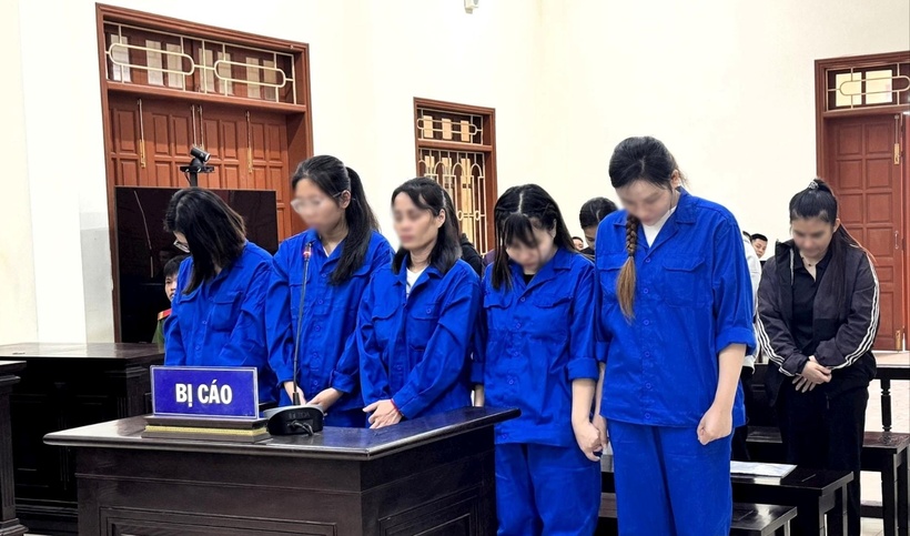 Các bị cáo tại phiên tòa sơ thẩm ngày 9/3. (Ảnh: Công lý)
