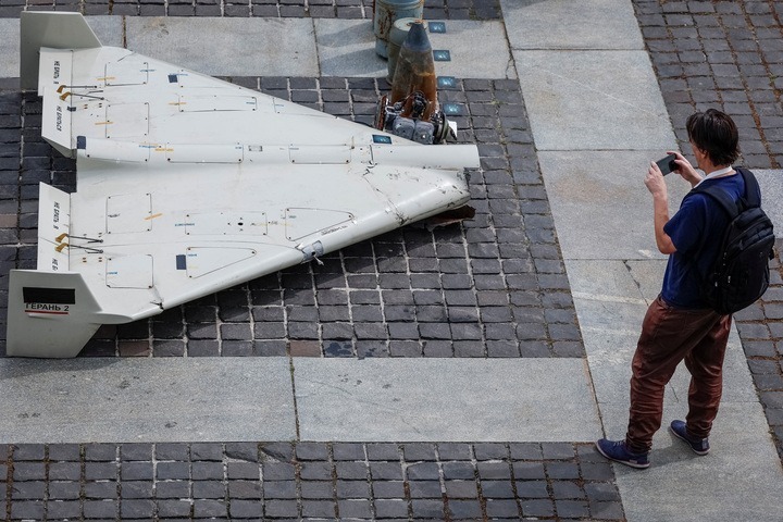 Một khách tham quan chụp ảnh các bộ phận của máy bay không người lái (UAV) Shahed-131/136 do Iran sản xuất, được phóng lên lãnh thổ Ukraine. Ảnh: VTC News