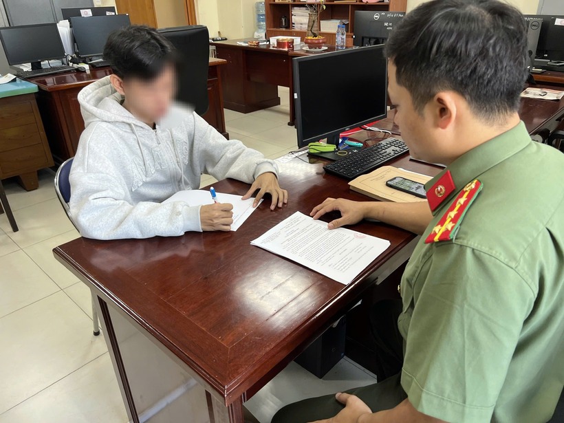 Công an TP.HCM làm việc với thanh niên phát tán phim. Ảnh: NLĐ.