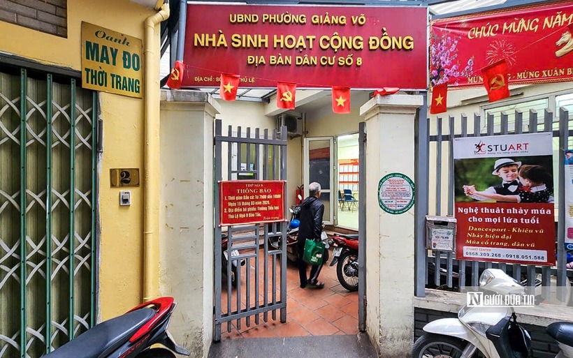Từ sáng ngày 11/3 các thành viên thuộc địa bàn bầu cử số 2 phường Giảng Võ (Hà Nội) có mặt đông đủ tại Nhà sinh hoạt cộng đồng địa bàn dân cư số 8, để rà soát danh sách cử tri, chuẩn bị đi phát thẻ cử tri.