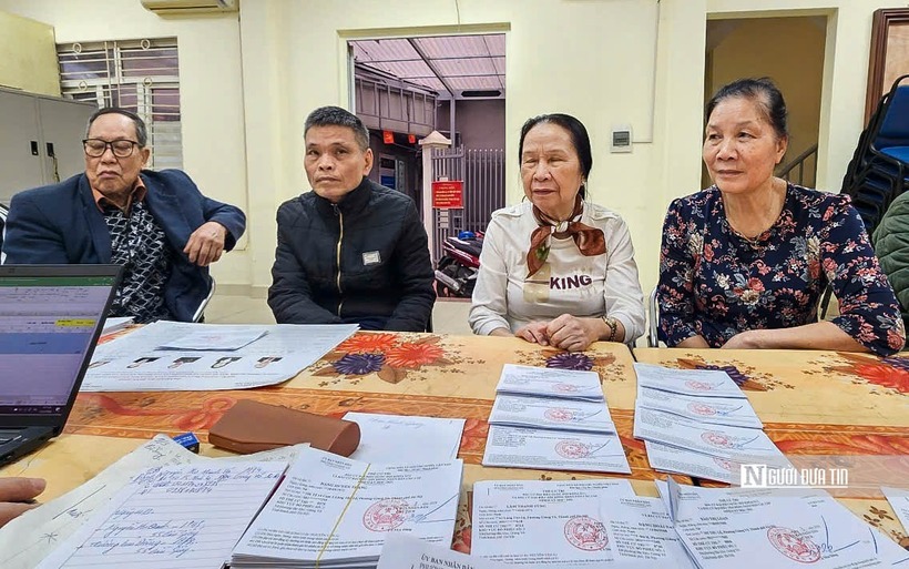 Tại đây, cán bộ địa bàn dân cư số 8 phường Giảng Võ rà soát kỹ danh sách cử tri trong từng hộ gia đình trước khi đi phát thẻ.