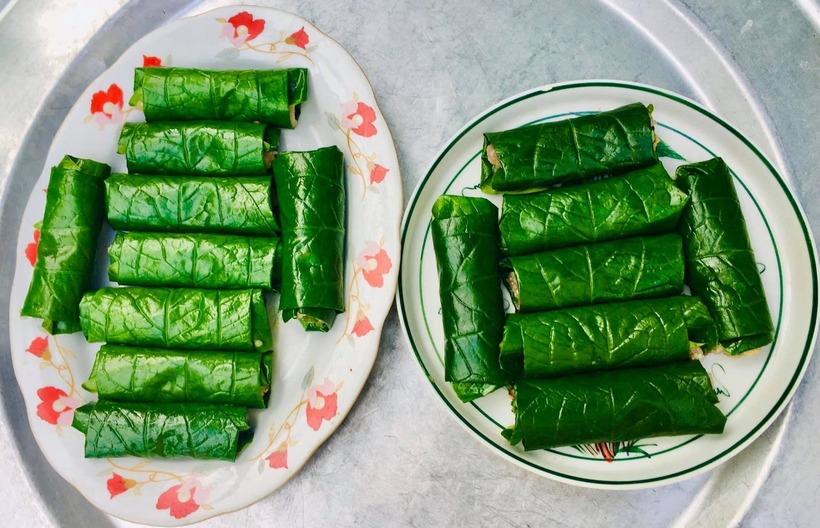 Nên để mặt bóng của lá ra bên ngoài để khi rán trông đẹp mắt và hạn chế nhăn lá.