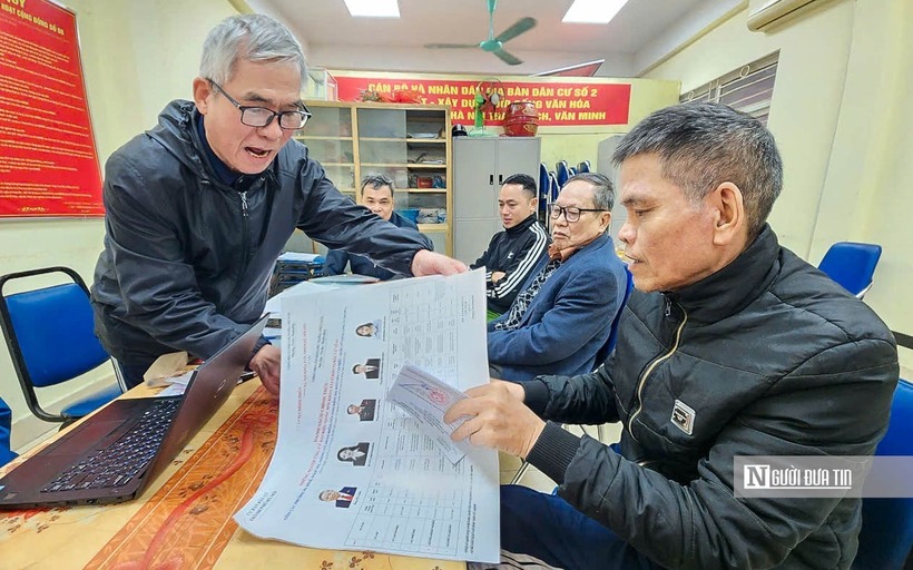 Bên cạnh đó, nhiều cử tri tranh thủ ra các đơn vị bầu cử nhận thẻ cử tri, đồng thời tìm hiểu thêm thông tin ứng cử viên Đại biểu Quốc hội khóa XVI và HĐND trên địa bàn.