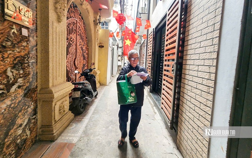 Bắt đầu từ 8/3, các cán bộ địa bàn dân cư số 8 phường Giảng Võ đã "đi từng ngõ, gõ từng nhà" phát thẻ cử tri. Trong ảnh là ông Vũ Văn Đại (68 tuổi), Bí thư Chi bộ, Tổ trưởng Tổ dân phố số 8 phường Giảng Võ đang trong quá trình đi phát thẻ cử tri cho người dân.
