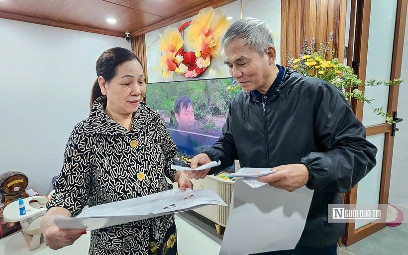 Người dân nhận thẻ cử tri từ cán bộ tổ dân phố ngay tại nhà.