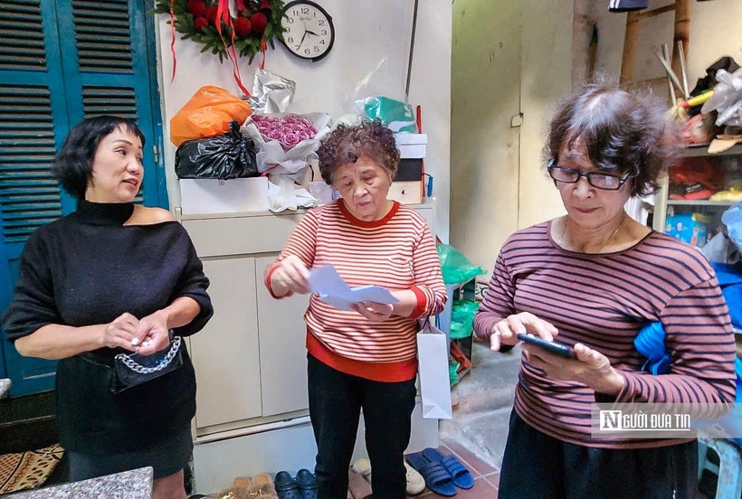Tương tự, bà Nguyễn Thu Kỷ (78 tuổi - bên phải) và bà Hoàng Thị Diễm (72 tuổi) thành viên tổ bầu cử số 19 phường Hoàn Kiếm cũng đi đến từng ngõ, ngách trong phường phát thẻ cử tri cho các hộ dân.