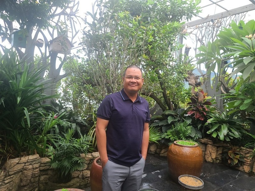 Trong ánh nắng vàng dịu buổi sáng, anh Nguyễn Huyền Anh (sinh năm 1985, trú tại Đà Nẵng) thong thả bước lên sân thượng căn biệt thự nằm gần bán đảo Sơn Trà. Khi cánh cửa vừa mở ra, một không gian ngập tràn sắc xanh hiện hữu, mang lại cảm giác rợp mát tựa như một góc rừng nguyên sinh thu nhỏ giữa lòng phố thị.