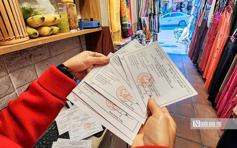 Quá trình phát thẻ cử tri, bà Nguyễn Thu Kỷ cũng tranh thủ hướng dẫn người dân về thời gian, địa điểm bầu cử trên địa bàn.
