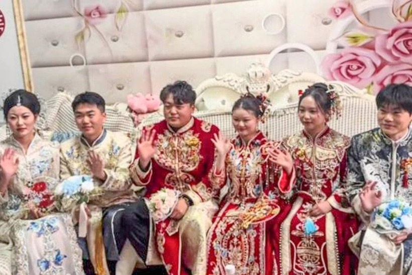 Ba anh em sinh ba tổ chức đám cưới tập thể gây sốt mạng xã hội. Ảnh: Douyin.