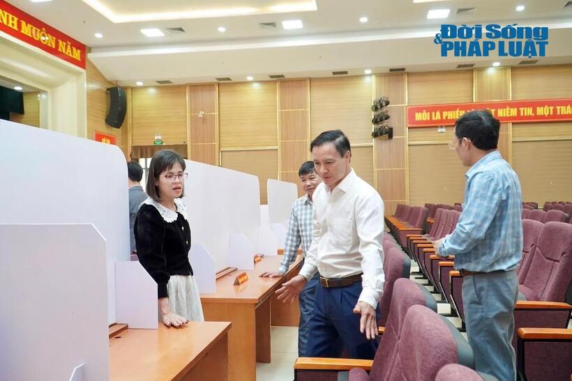 Ông Vũ Duy Hoàng, Ủy viên Ban Thường vụ Tỉnh ủy, Phó Chủ tịch Thường trực Ủy ban MTTQ Việt Nam tỉnh Thái Nguyên trao đổi với thành viên Tổ bầu cử