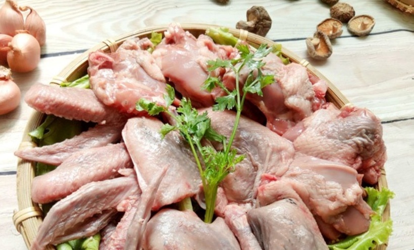 Cách làm thịt chim bồ câu tuy không quá phức tạp nhưng đòi hỏi sự tỉ mỉ trong từng công đoạn từ lựa chọn chim, vặt lông, mổ chim cho đến khử mùi tanh trước khi chế biến.