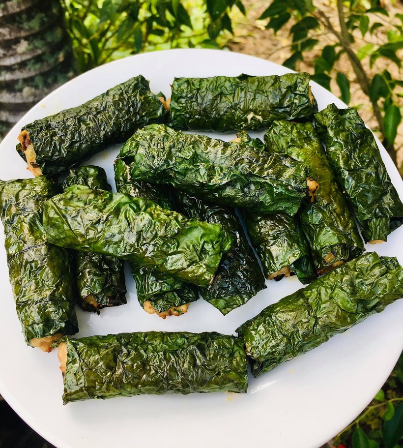 Khi tiếp xúc với dầu nóng trên khoảng 150°C, diệp lục dễ bị biến đổi thành pheophytin, khiến màu xanh tự nhiên của lá chuyển sang xanh sẫm, vàng nâu hoặc úa màu.