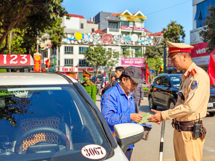 CSGT kiểm tra và xử lý vi phạm giao thông, đảm bảo giao thông thông suốt, an toàn phục vụ bầu cử.
