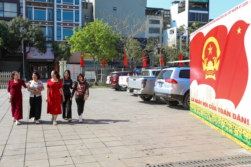 Không khí chuẩn bị ngày bầu cử tại xã Đông Anh với nhiều băng rôn, khẩu hiệu tuyên truyền được treo trang trọng trên các tuyến đường.