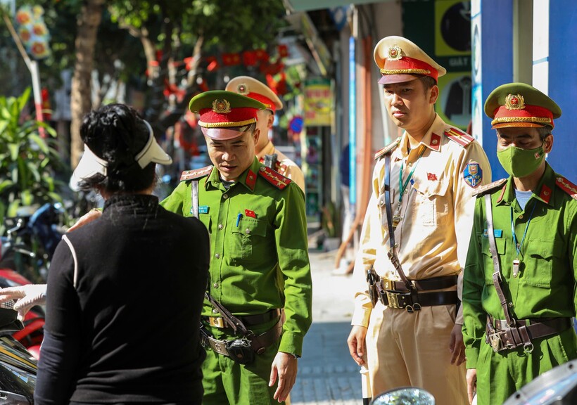 Lực lượng CSGT và Công an cơ sở tăng cường tuần tra, đảm bảo trật tự an toàn giao thông trên địa bàn xã Đông Anh.
