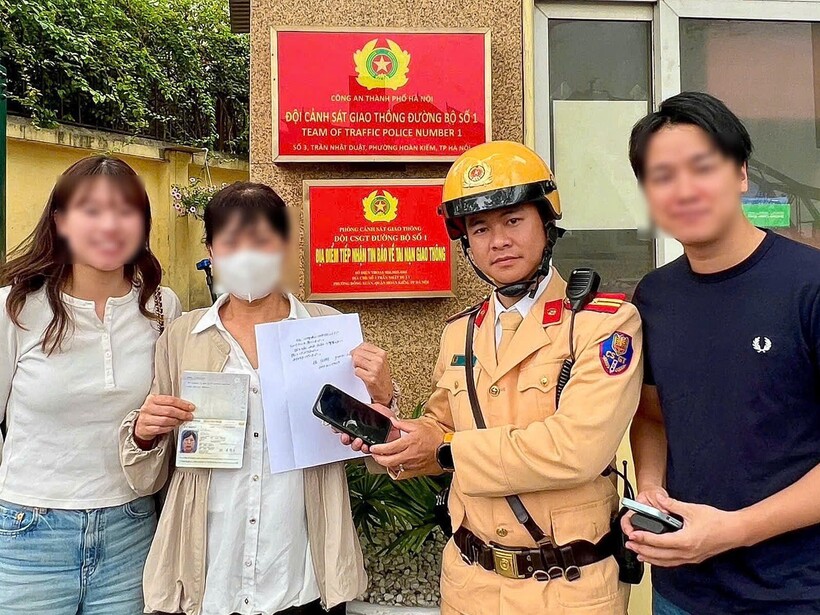 Du khách Nhật Bản nhận lại tài sản thất lạc từ các cán bộ CSGT.