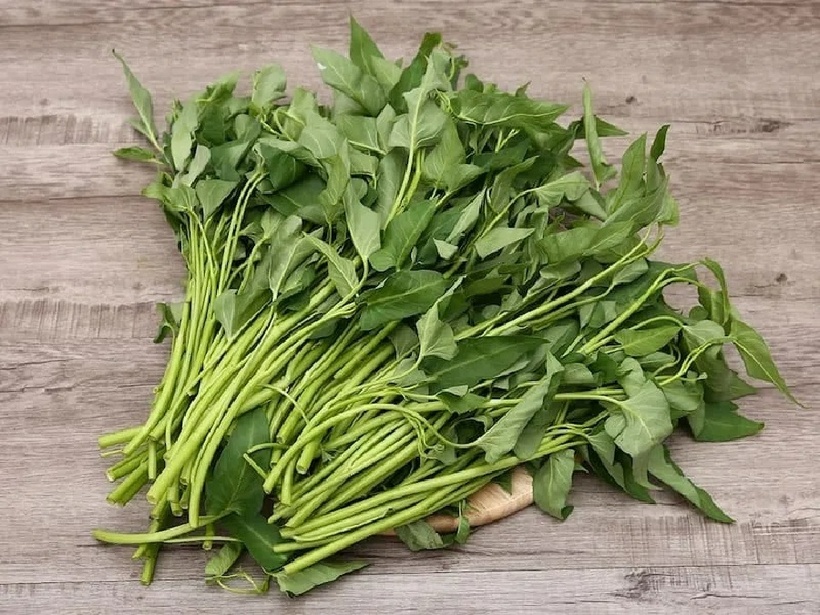 Không nên ăn rau muống với thức ăn có nhiều canxi như tôm, sữa…