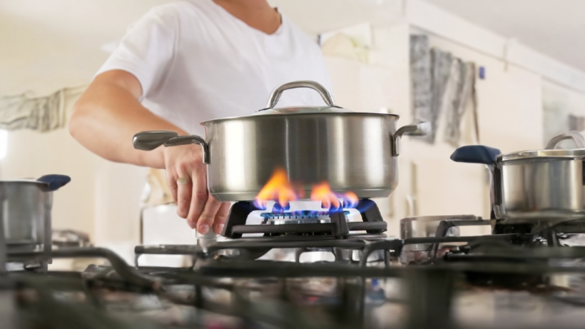 Nồi vừa rửa còn ướt đáy đặt lên bếp gas không tốt.