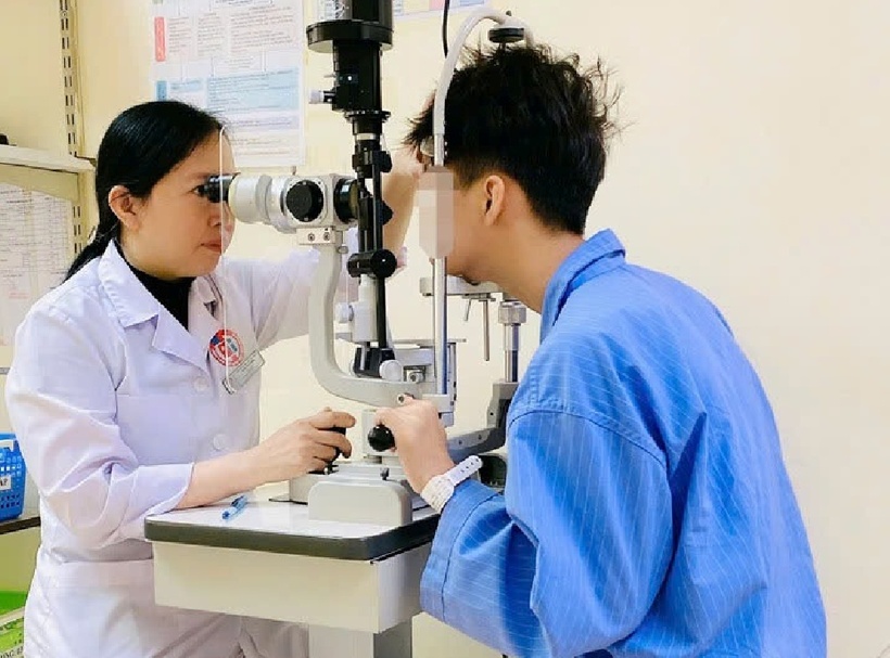 Bác sĩ kiểm tra mắt cho bệnh nhi. Ảnh: BVCC.