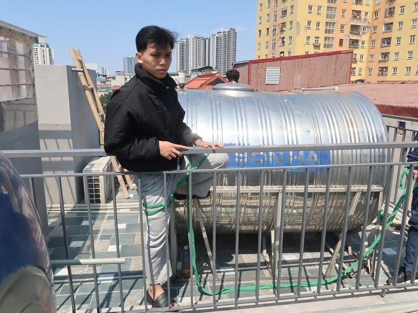 Nghi phạm Trường thực nghiệm lại quá trình đột nhập nhà dân trộm tài sản. Ảnh: Dân Trí
