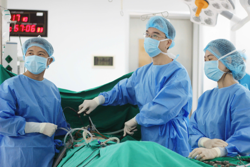 Các bác sĩ phẫu thuật nội soi khẩn cấp loại bỏ khối thai cho người bệnh.