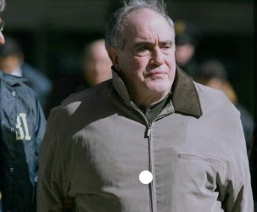 Đặc vụ FBI bắt Arnold Squitieri, ông trùm cao nhất của băng đảng Gambino, vào năm 2005. Ảnh: Reuters.