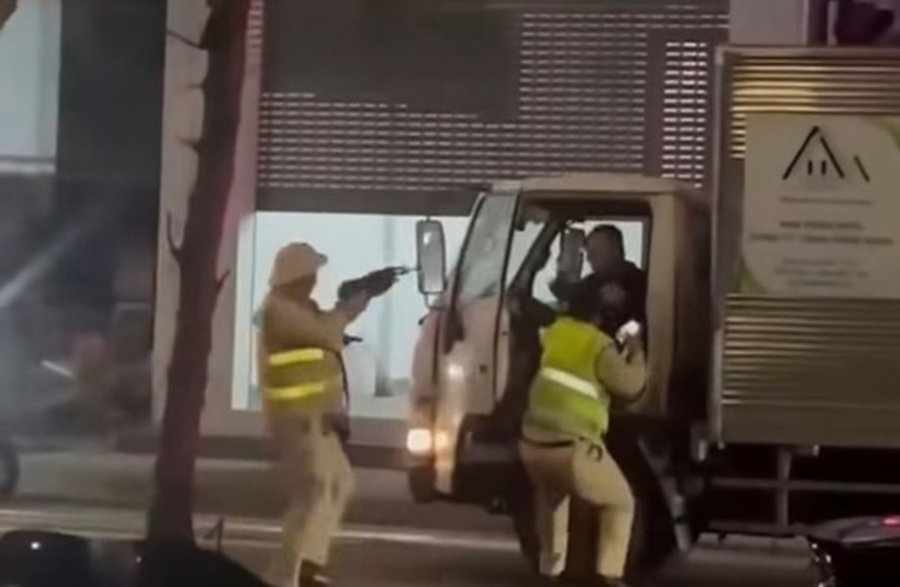 Lực lượng Cảnh sát giao thông khống chế đối tượng. Ảnh: Người Lao Động.