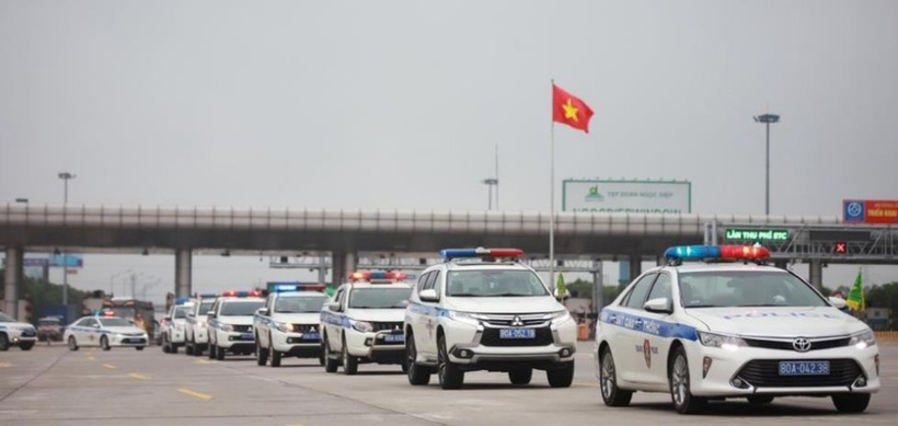 rong quá trình tham gia giao thông, không ít trường hợp người điều khiển phương tiện vẫn cố tình đi chậm, chen lấn hoặc không nhường đường cho xe ưu tiên.