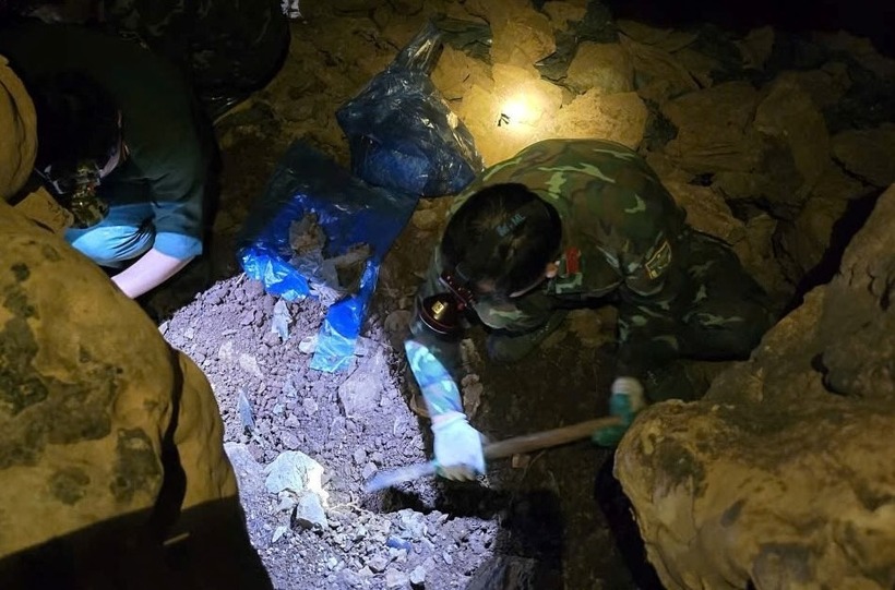 Đội quy tập tổ chức tìm kiếm hài cốt liệt sĩ trong hang đá thuộc núi Cô Loong. Ảnh: Lao động