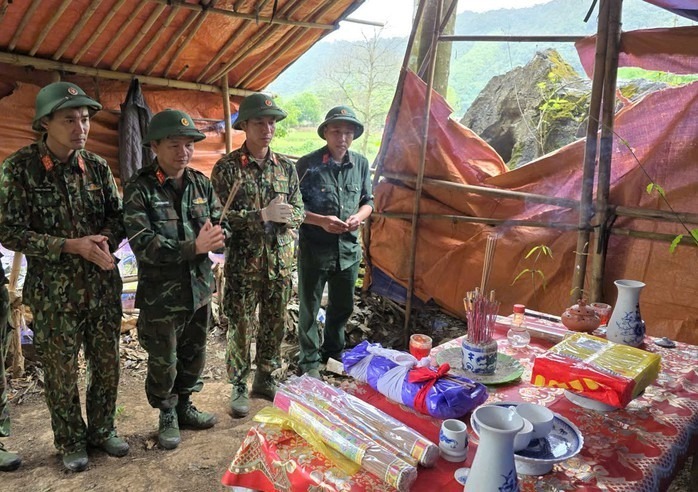 Đội quy tập phát hiện hài cốt liệt sĩ trong hang đá ở núi Cô Loong. Ảnh: Người lao động