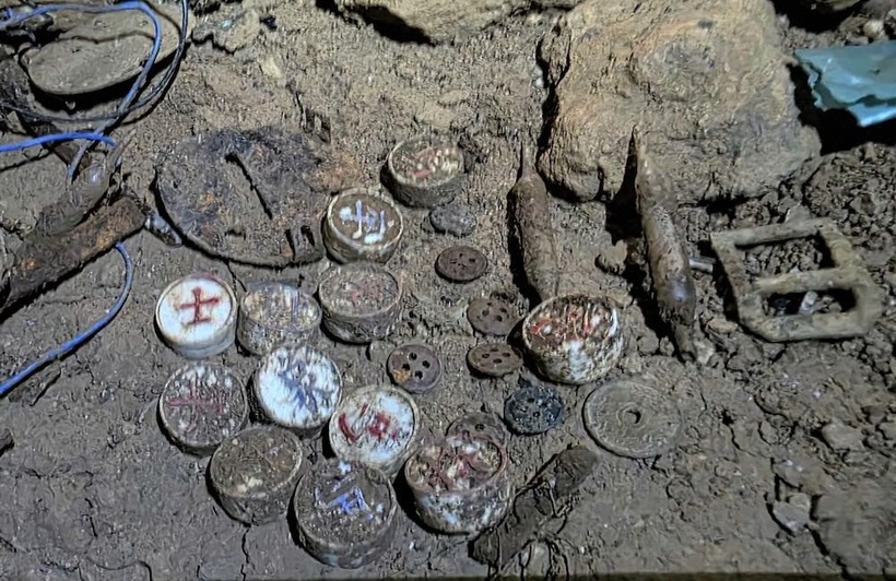 Các di vật được phát hiện cùng hài cốt liệt sĩ. Ảnh: Lao động