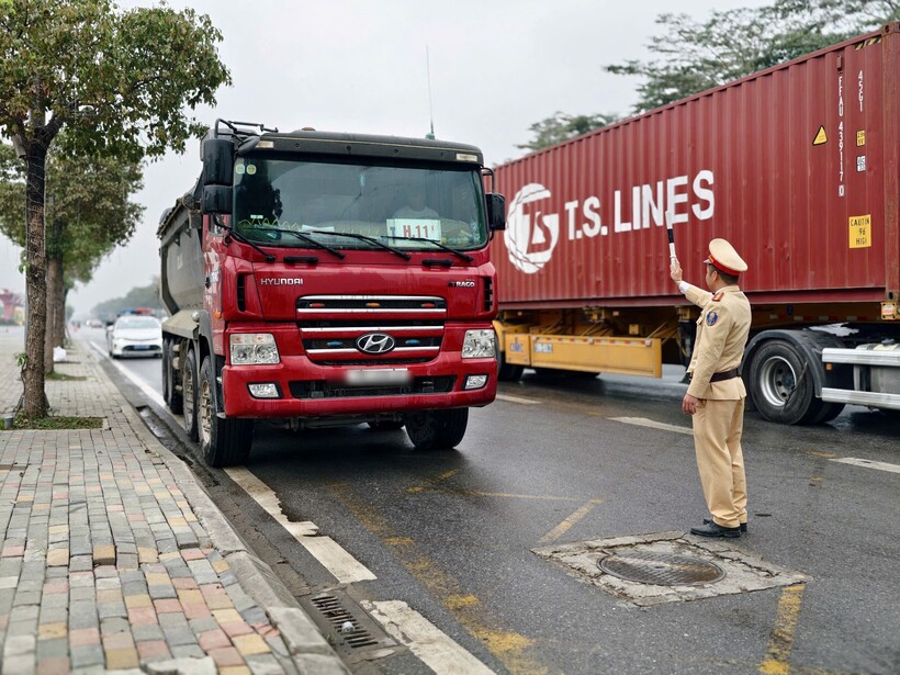 Phòng CSGT Hà Nội đã bố trí lực lượng tại nhiều tuyến, địa bàn trọng điểm để tăng cường kiểm tra, xử lý vi phạm.