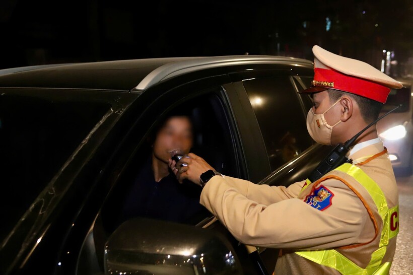 Lực lượng CSGT kiểm tra xử lý vi phạm nồng độ cồn.