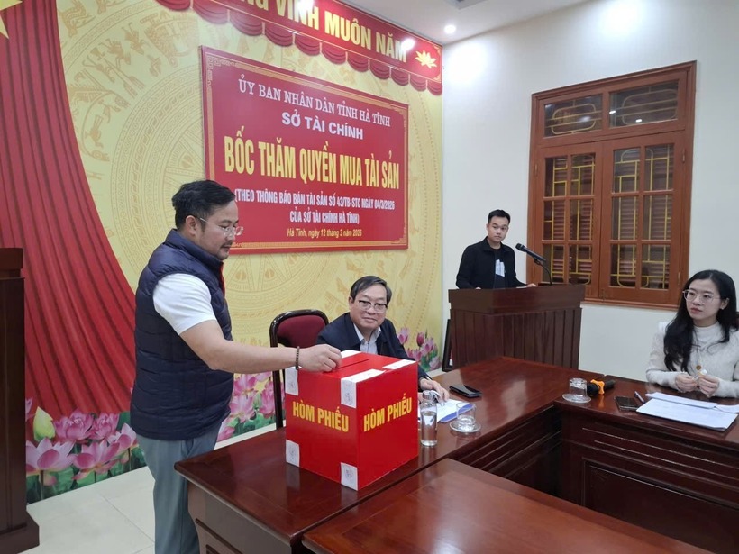 Người dân tham gia bỏ phiếu mua vàng tại Sở Tài chính Hà Tĩnh. Ảnh: Tiền Phong