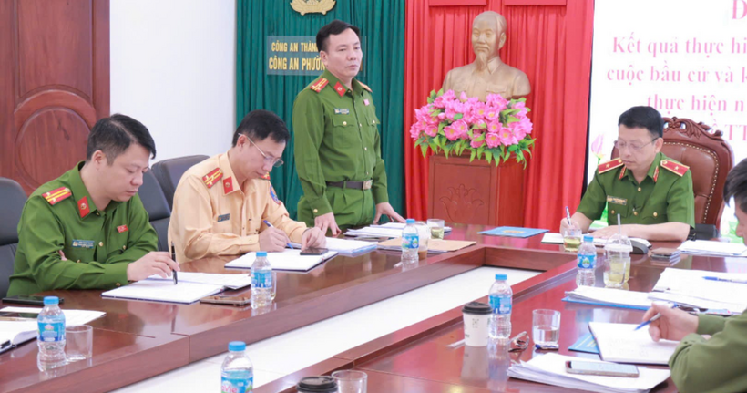 Đại diện Ban Chỉ huy các phường báo cáo quá trình triển khai công tác bảo đảm ANTT phục vụ bầu cử.