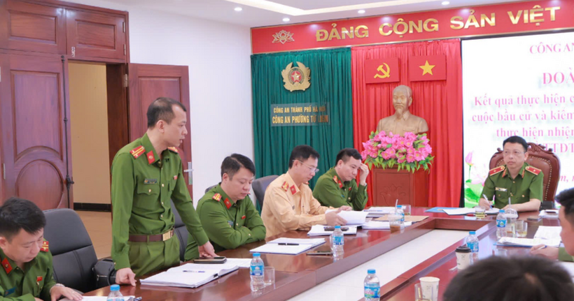 Đại diện Ban Chỉ huy các phường báo cáo quá trình triển khai công tác bảo đảm ANTT phục vụ bầu cử.