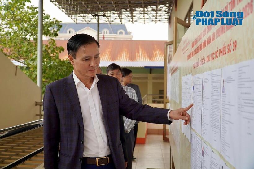 Ông Vũ Duy Hoàng, Ủy viên Ban Thường vụ Tỉnh ủy, Phó Chủ tịch Thường trực Ủy ban MTTQ Việt Nam tỉnh Thái Nguyên kiểm tra công tác chuẩn bị bầu cử đại biểu Quốc hội khóa XVI và đại biểu HĐND các cấp nhiệm kỳ 2026 - 2031 tại phường Phan Đình Phùng. Ảnh: Nguyễn Lâm