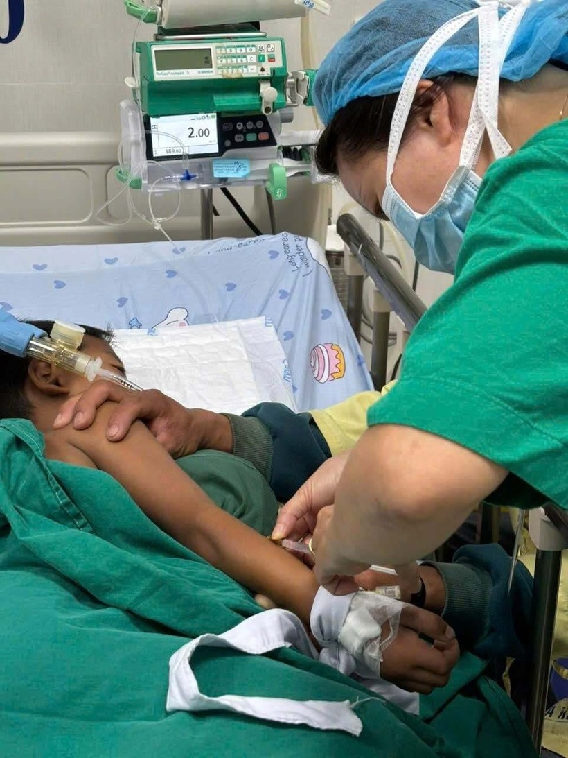 Ngay khi tiếp nhận thuốc do WHO hỗ trợ, ngành Y tế Đà Nẵng khẩn trương tiến hành cứu chữa 3 trẻ ngộ độc nghi ăn cá ủ chua. Ảnh: VTC News.