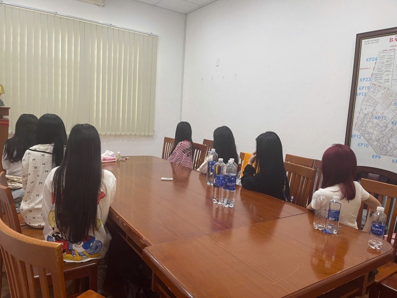 Một số đối tượng được đưa về trụ sở Công an phường Gò Vấp để xử lý, trong vụ việc Công an triệt phá ổ mại dâm trong khách sạn vào đầu tháng 2/2026. (Ảnh: CAND)