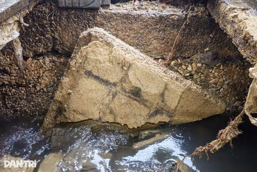 Tấm bê tông đậy cống đã gãy đôi. Ảnh: Dân Trí