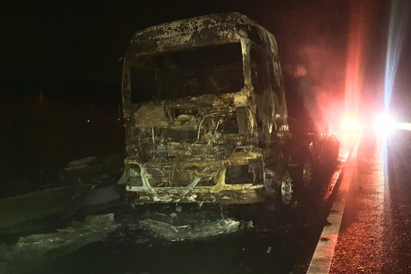 Xe tải cháy còn trơ trụi khung sắt. (Ảnh: VietnamNet)