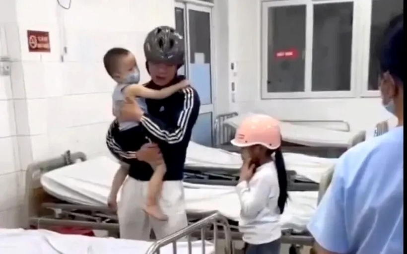 Cháu bé được Cảnh sát giao thông chở đi cấp cứu. Ảnh: Pháp luật TP.HCM