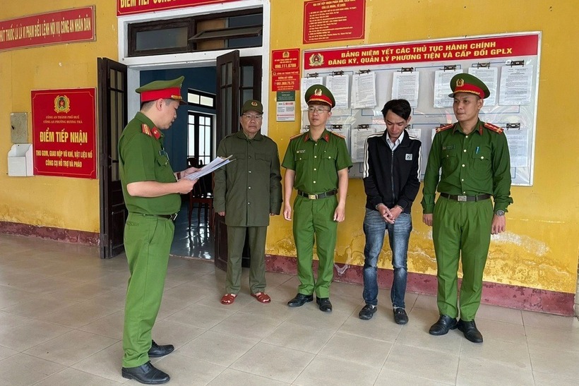 Cơ quan chức năng bắt giữ đối tượng lừa đảo, chiếm đoạt tài sản của người khác. Ảnh: Dân trí