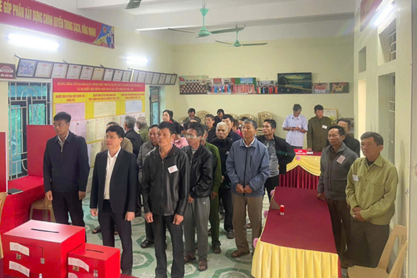 Đồng chí Phạm Văn Nhiệm Bí thư Đảng ủy - Chủ tịch HĐND xã,đồng chí Trần Danh Long; Phó Bí thư Thường trực Đảng ủy tham dự buổivận hành thử công tác bỏ phiếu tại tổ bầu cử