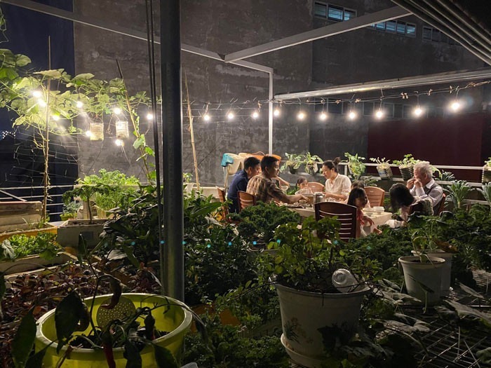 Với chị Thơm, làm vườn không chỉ là lao động mà còn là cách để tận hưởng cuộc sống. Vì làm kinh doanh tại gia nên chị có thời gian túc trực chăm sóc, bắt sâu cho rau mỗi khi rảnh rỗi. Khoảnh khắc yêu thích nhất của chị là mỗi sáng sớm, sau khi con cái đi học, chị được thong thả ngồi giữa mảng xanh, nhâm nhi cà phê và hít thở không khí trong lành trước khi bắt đầu công việc.
